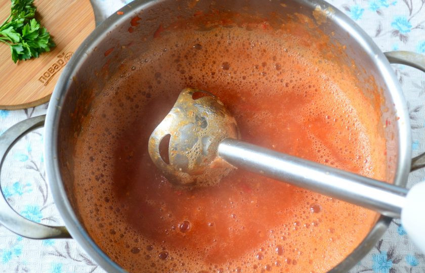 1. Этап. Томатный суп с перцем и рисом: Готовый суп пюрируйте с помощью погружного блендера.