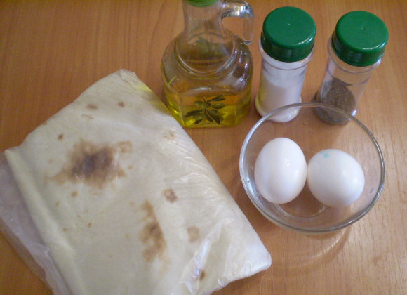 1. Этап. Жареный лаваш с начинкой: Подготовим продукты. Начинка может быть любой: яйца вареные, грибы, сыр, пюре, мясо отварное и т.д.