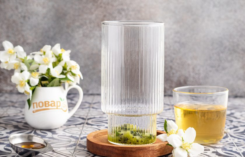 1. Этап. Моктейль: Перележите измельченный киви с мятой на дно стакана, влейте сок лайма и сладкий сироп. Аккуратно перемешайте.