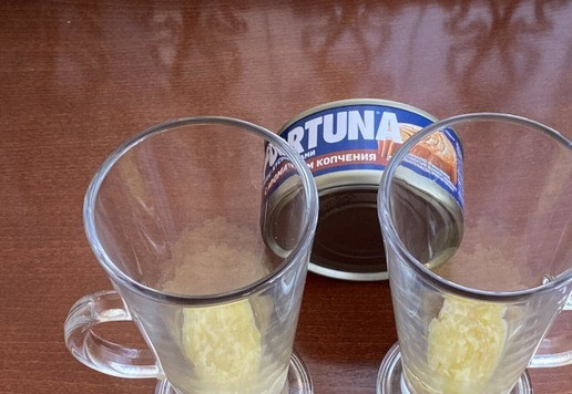 1. Этап. Подкопченная Мимоза: Картофель натрите на терке, посолите по вкусу и смешайте с небольшим количеством майонеза. Половину этой нормы уложите на дно формы для салата.