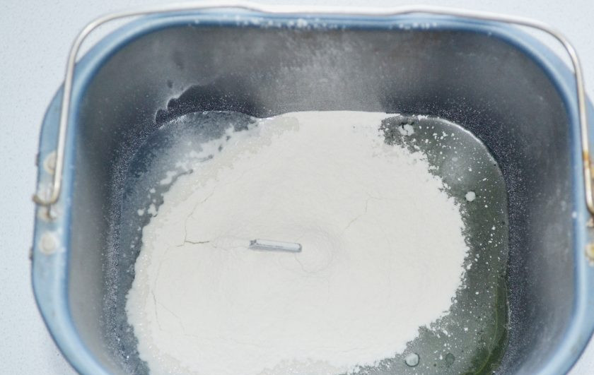 1. Этап. Пицца с сосисками по краям: После добавляю соль, сахар, муку.