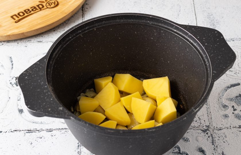 1. Этап. Чесночный суп: Добавьте очищенный и нарезанный кубиками картофель, потушите 1-2 минуты все вместе.