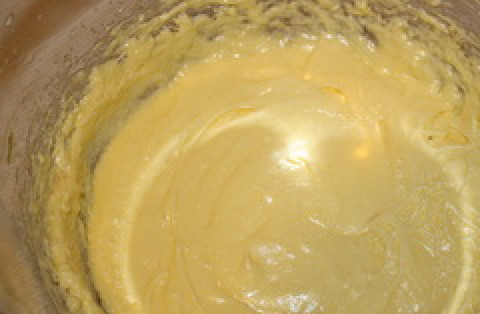 1. Этап. Торт Шакотис: Добавляем по одному - два яйца, продолжая взбивать.