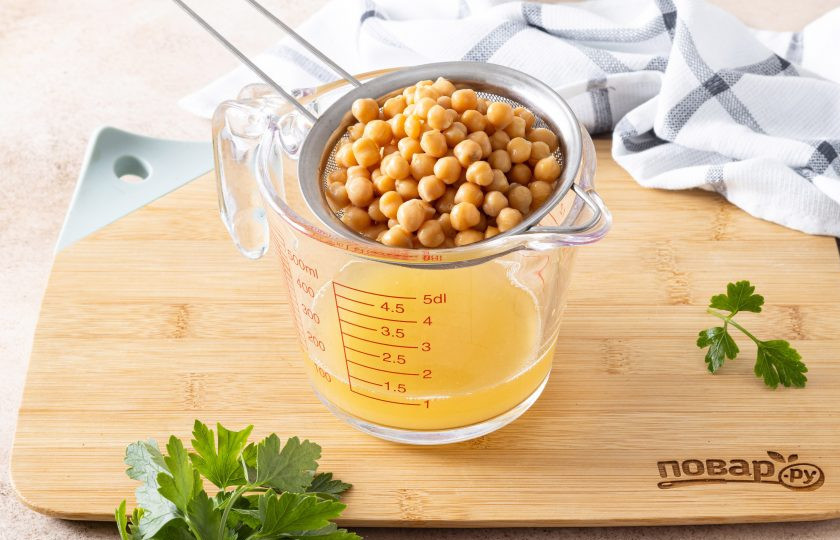 1. Этап. Паштет из нута с грецким орехом: Нут откиньте на сито и процедите от жидкости.