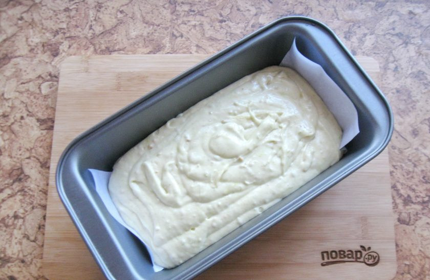 1. Этап. Фисташковый кекс: Приготовленное тесто выложите в форму для выпечки.