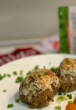 1. Этап. Мясные колобки с начинкой: Перекладываем порционно на тарелку и подаем к столу. Это очень сочно и вкусно. Всем приятного аппетита!