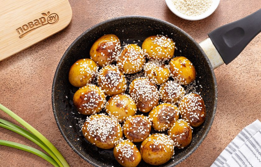 1. Этап. Картофель по-азиатски: В конце добавьте кунжут и полейте кунжутным маслом. Готовьте еще пару минут все вместе, а затем снимайте с плиты.