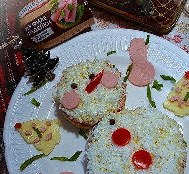 1. Этап. Салат слоёный Снеговик: Перед подачей удалить сервировочные кольца, украсить по желанию, с Наступающим!!!