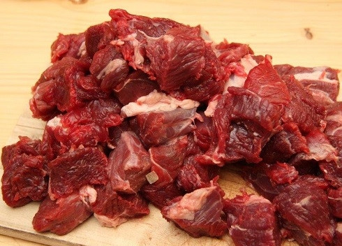 1. Этап. Говядина с овощами: Мясо нарезаем небольшими кусочками (примерно 2 на 2 см).