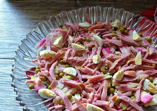 1. Этап. Салат Новогодние россыпи: Добавить голень и четвертинки яиц.