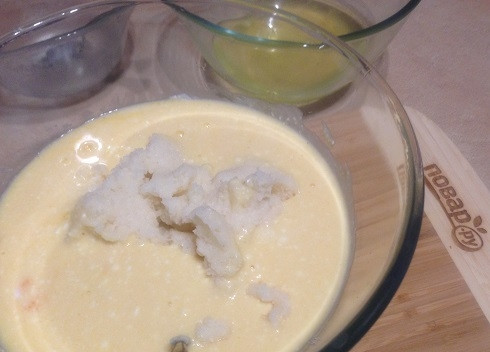 1. Этап. Неаполитанский чизкейк: 8. Добавляем остывшую манную кашу, ароматизатор и тщательно перемешаем до однородности.