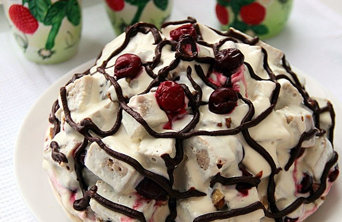 1. Этап. Торт с вишней и орехами: Торт полейте шоколадом и украсьте парой вишенек. Приятного аппетита!