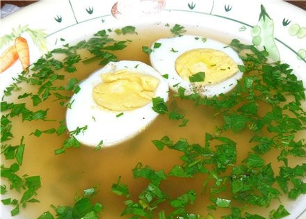1. Этап. Диетический куриный суп: 4. Подаем, посыпав зеленью и украсив вареными яйцами. Приятного аппетита!