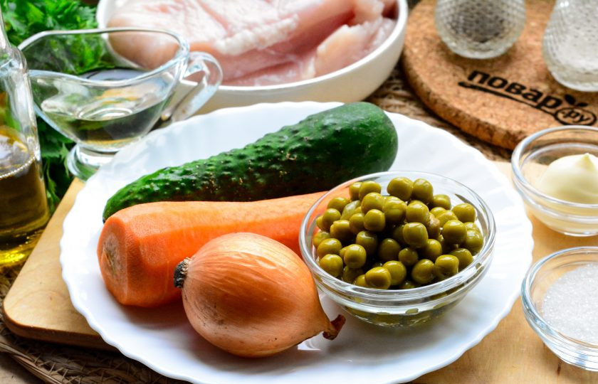 1. Этап. Салат Обалденный с куриным филе: Подготовьте ингредиенты.