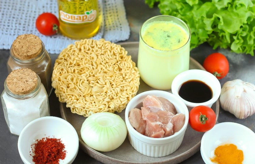 1. Этап. Острая корейская лапша: Подготовьте указанные ингредиенты. Лапшу приготовьте самостоятельно или приобретите лапшу быстрого приготовления в магазине.