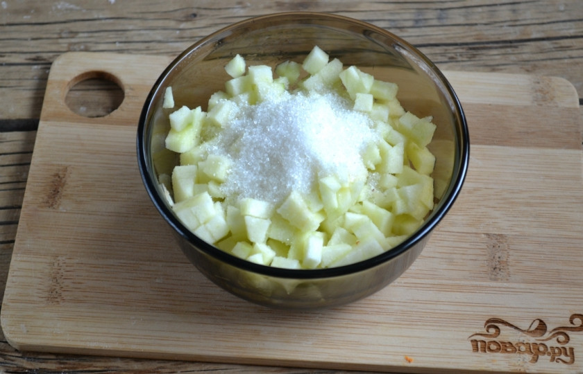 1. Этап. Круассаны из готового слоеного теста: Яблоки порежьте мелкими кубиками, засыпьте сахаром и перемешайте. Чтобы яблоки не потемнели, сбрызните их чайной ложкой лимонного сока.
