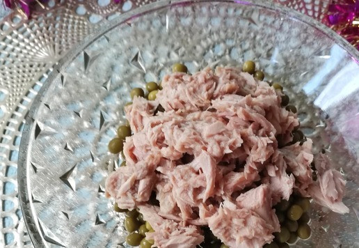 1. Этап. Салат Морская владычица: Слить жидкость из банки, тунец выложить в салатник.