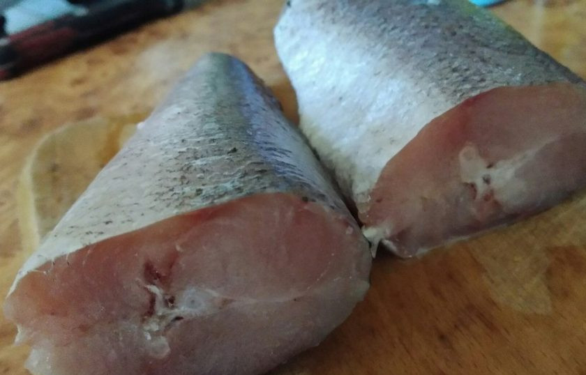 1. Этап. Суп из хека с рисом и яйцом: 1. Хек — отличная рыба для приготовления супа. Готовится быстро, а суп с ней получается очень вкусным. Разрежьте рыбу пополам, вымойте ее и почистите.