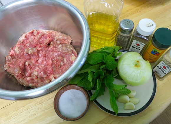 1. Этап. Котлеты из утки: 1. Вот такой набор ингредиентов вам понадобится, чтобы повторить рецепт приготовления котлет из утки на своей кухне. Чтобы сделать фарш сочнее, можно половину филе пропустить через мясорубку, а остальное нарубить мелко ножом.