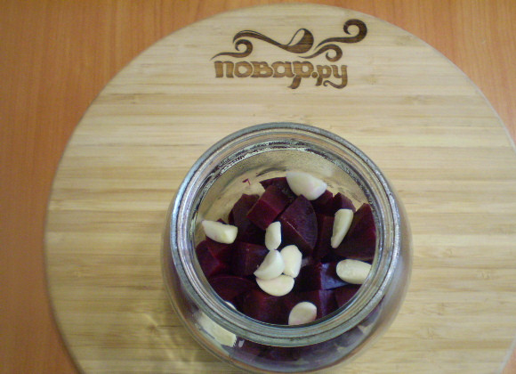 1. Этап. Закатка свеклы: В стерильную баночку на дно кладем часть свеклы, далее чеснок.
