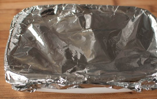 1. Этап. Семга в фольге в духовке: В разогретую до 200 градусов духовку отправьте форму, покрытую фольгой, на 10-15 минут.