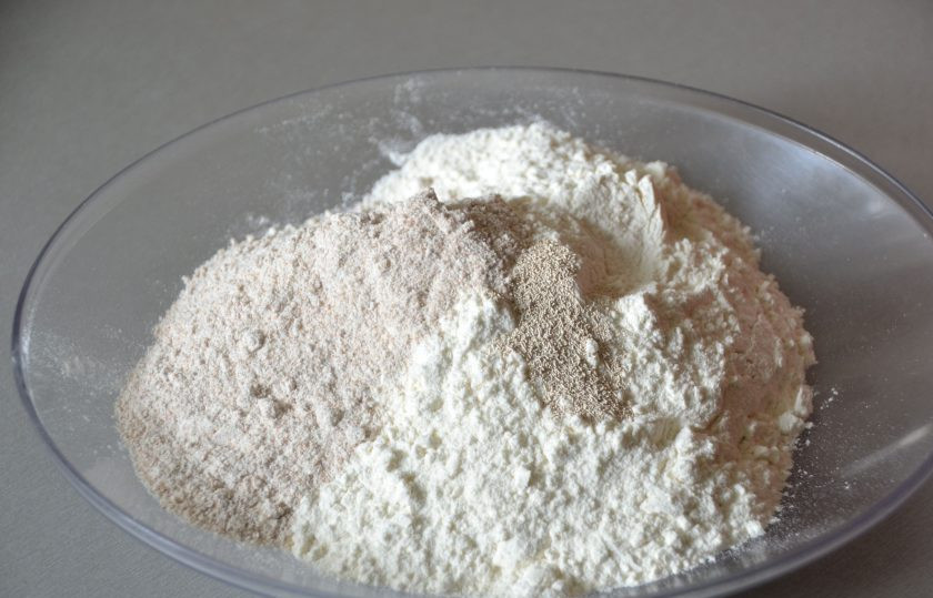 1. Этап. Шотис пури: Смешайте пшеничную и цельнозерновую муку, добавьте сухие дрожжи