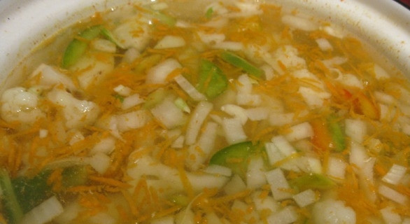 1. Этап. Суп из куриной грудки: Но, куда мы без чеснока с луком. Их так же кидаем в кастрюлю.