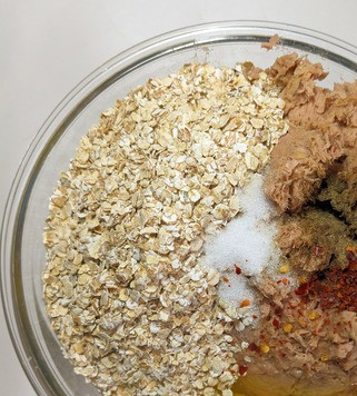 1. Этап. Котлеты из тунца и овсянки: Добавить к луку яйца, овсяные хлопья и тунца, посолить и поперчить, добавить хлопья чили. Можно добавить петрушку, у меня не было.