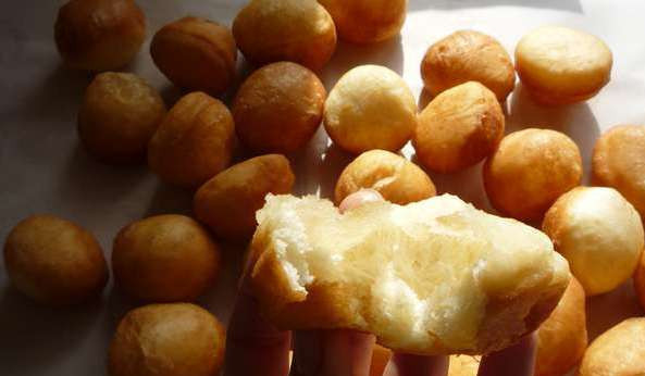 1. Этап. Баурсаки казахские: В глубокую сковороду или фритюрницу наливаем столько масла, чтобы баурсаки полностью в нем тонули. Опускаем их порциями в кипящее масло и обжариваем до золотистого цвета со всех сторон. Затем вынимаем их при помощи шумовки и перекладываем на бумажное полотенце. Вот теперь баурсаки готовы. Приятного аппетита!