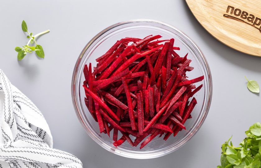 1. Этап. Замороженная тушеная свекла: Свеклу помойте, очистите от кожуры и натрите на терке.