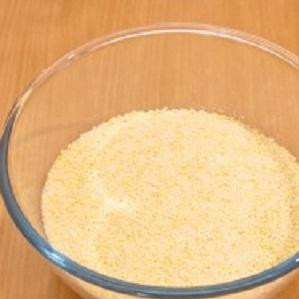 1. Этап. Миндальное печенье без муки: 3. Перемешайте в отдельной посуде миндаль измельченный, сахар и ванильный сахар.