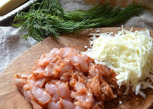 1. Этап. Картофельные лодочки с индейкой и сулугуни: Индейку нарезать мелкими кусочками, сулугуни натереть.