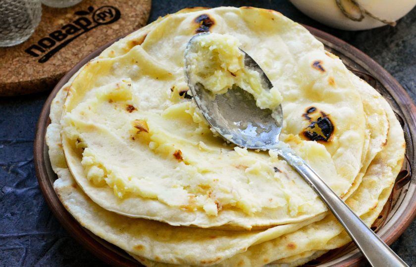 1. Этап. Кыстыбый с пюре: На каждую лепешку выкладывайте картофельную начинку, как бы смазывая ее.