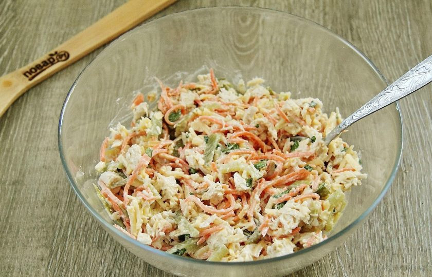 1. Этап. Салат Лисичка с корейской морковкой: Тщательно перемешайте.