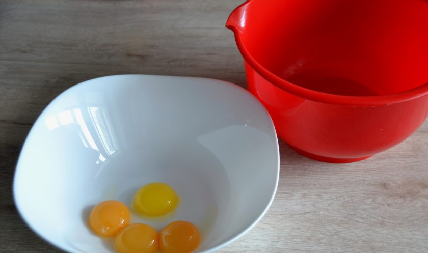 1. Этап. Польский пирог с яблоками и безе: Разделите 4 яйца на белки и желтки, действуйте аккуратно, чтобы ни одной частички желтков не попало к белкам.