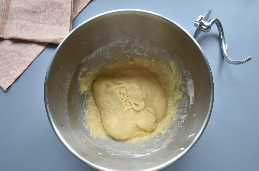 1. Этап. Краффин с маком: Готовое тесто получается липким, но не стоит забивать его мукой. Для работы с тестом нанесите на руки небольшое количество масла и соберите тесто в шар.