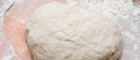 1. Этап. Фарш для пельменей: Постепенно добавляя муку, вымешиваем тесто до крутого состояния - тесто легко отстает от рук (когда тесто разрезаем, оно должно быть однородным, как пластилин). Накрываем колобок теста полиэтиленовым пакетом и оставляем его так на минут 40.