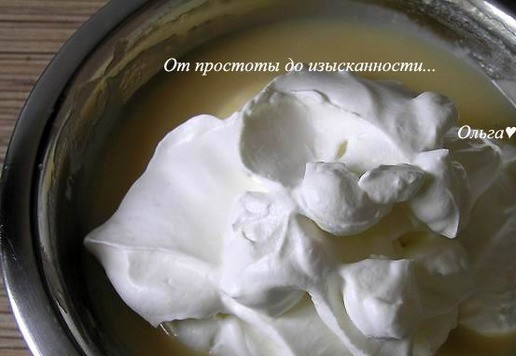 1. Этап. Десерт-мусс «Два шоколада»: Половину сливок взбейте до устойчивых форм, добавьте в остывший шоколадный крем.