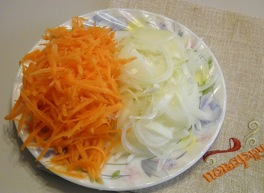 1. Этап. Щи суточные из квашеной капусты: Подготовьте лук и морковь к варке: порежьте их и натрите. Морковку я обычно натираю на средней или крупной терке.