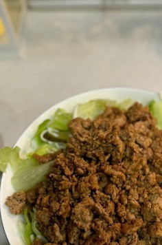 1. Этап. Салат Биг Мак: Выложить сверху обжаренный фарш