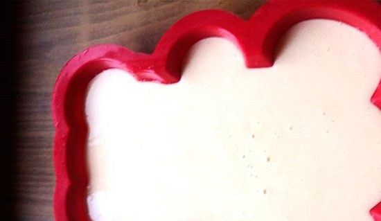 1. Этап. Бисквит в силиконовой форме: 8. Вливаем тесто и отправляем в разогретый до 190 градусов духовой шкаф на 20 минут.