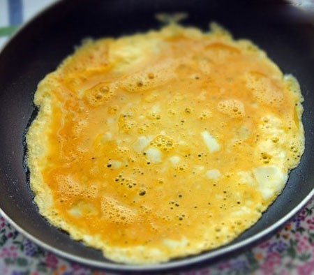 1. Stage. Egg pancake salad: Grease a frying pan with vegetable oil and pour about one ladle of beaten eggs onto one pancake. Fry the pancake on each side until golden brown. Make pancakes from the rest of the eggs.