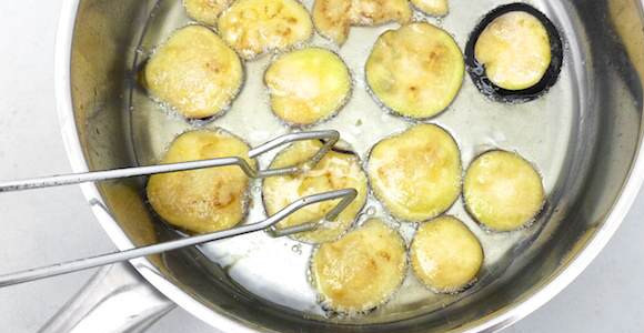 1. Этап. Баклажаны, жаренные в панировке: 4. На сковороду налить растительное масло и разогреть его. Выложить баклажаны и обжарить на среднем огне до румяной корочки.