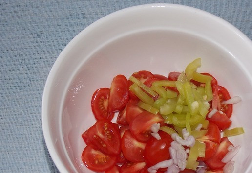 1. Этап. Салат с помидорами черри и сыром: Добавить нарезанный болгарский перец и красный лук.