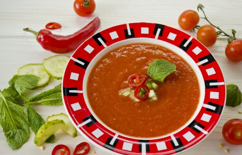 1. Этап. Суп Гаспачо из помидоров: 7. С помощью блендера измельчаю все до однородной консистенции, как соус. Готовый суп разливаю по тарелкам и украшаю мелко нарубленным огурчиком, чили и мятой.