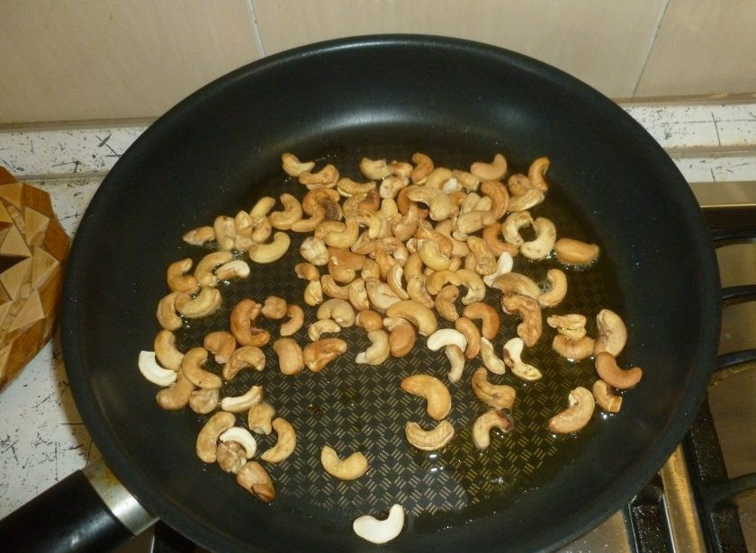 1. Этап. Пилаф с кешью: В сковороде разогрейте масло, выложите орехи.