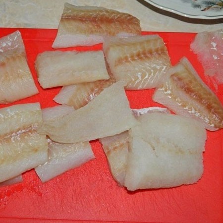 1. Stage. Aromatic fish: Cut the fish into portions.