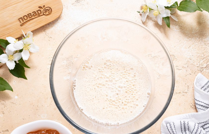 1. Этап. Постные пирожки с повидлом: Дрожжи должны подняться пышной шапочкой.