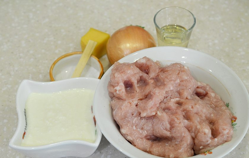 1. Этап. Котлеты с тертым сыром: Подготовьте ингредиенты.