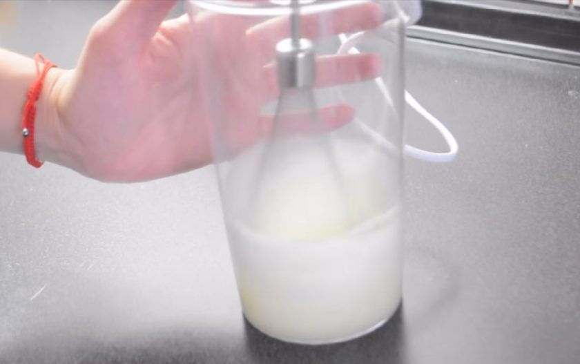 1. Этап. Воздушная творожная запеканка: 1. Для начала отделите белки от желтков, взбейте с помощью миксера в крепкую пену.